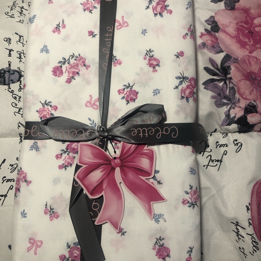 Floral Pink and White Fabric with Ribbon Collet
